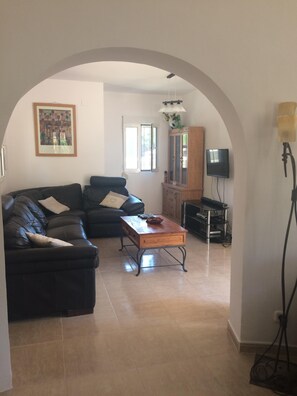 Télévision, lecteur de DVD, table de tennis de table, livres