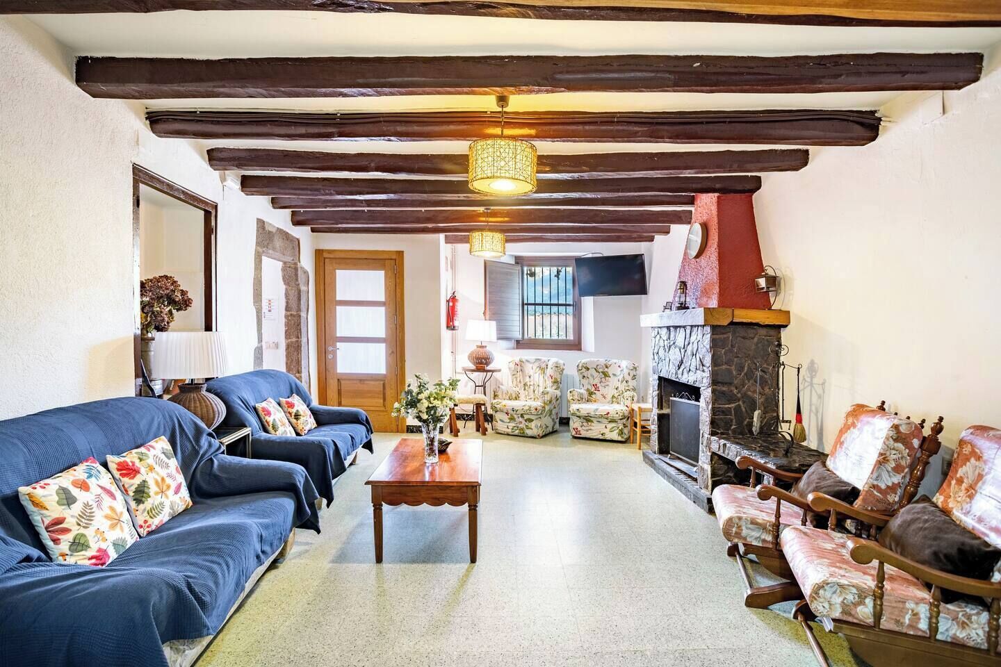 智能电视、壁炉、乒乓球、书