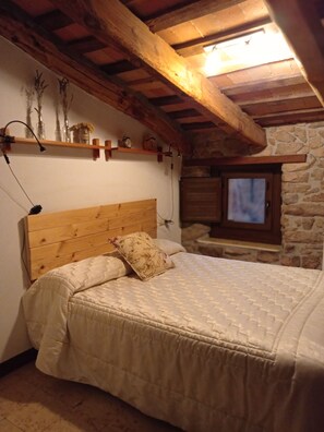 9 bedrooms, iron/ironing board, travel crib, free WiFi - Self catering Mas Romeu for 4 people (Arbúcies)