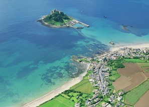 Beach nearby - Light filled home from home with spectacular panoramic sea views of Mounts Bay (Mousehole)