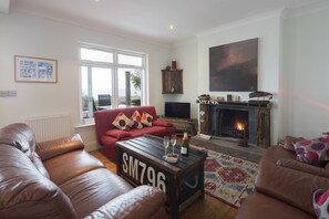 Smart TV, fireplace, DVD player, books - Light filled home from home with spectacular panoramic sea views of Mounts Bay (Mousehole)