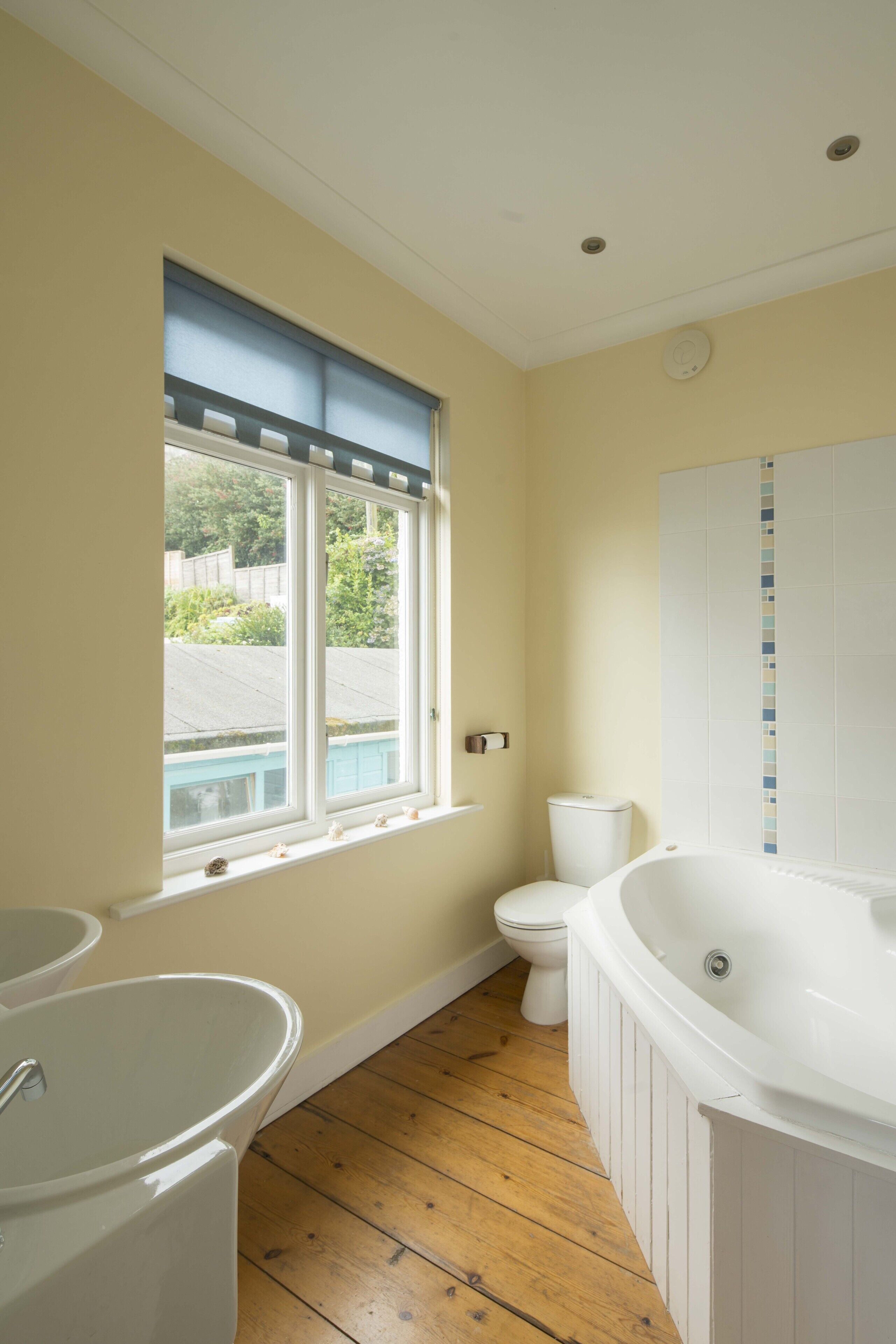 En-suite bathroom to master bedroom with jacuzzi bath