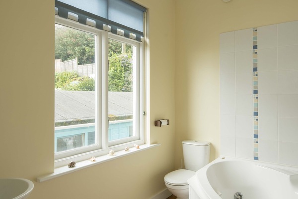 En-suite bathroom to master bedroom with jacuzzi bath
