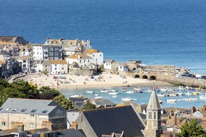 Beach nearby - Light filled home from home with spectacular panoramic sea views of Mounts Bay (Mousehole)