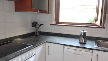 Réfrigérateur, micro-ondes, plaque de cuisson, lave-vaisselle