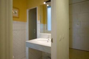 Combined shower/tub, hair dryer, towels