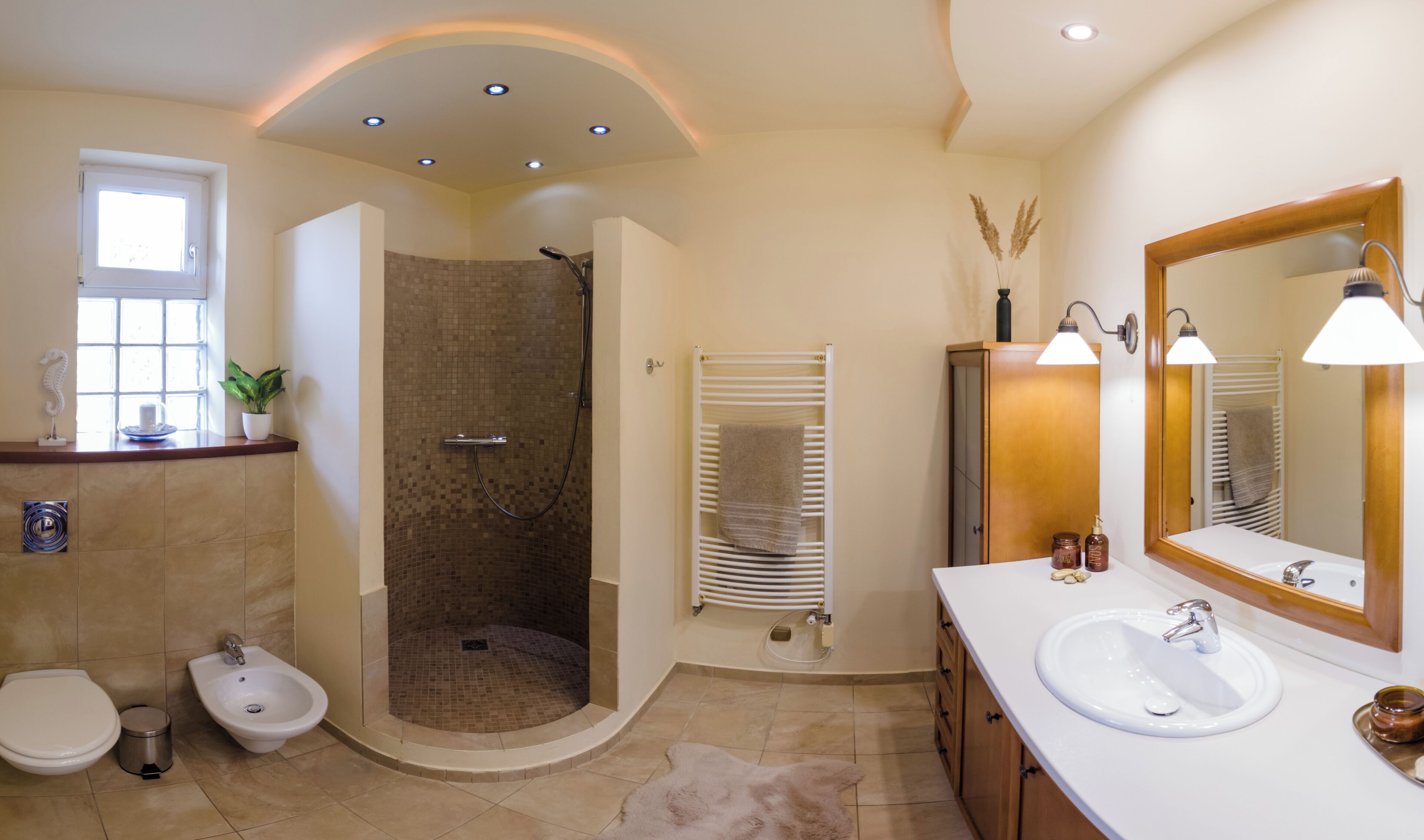 Ensemble douche/baignoire, sèche-cheveux, bidet, serviettes fournies