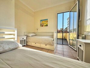 2 habitaciones, escritorio y tabla de planchar con plancha 
