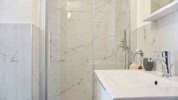 Shower, free toiletries, hair dryer, bidet