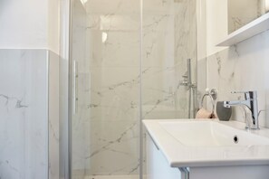 Doccia, set di cortesia gratuito, asciugacapelli, bidet