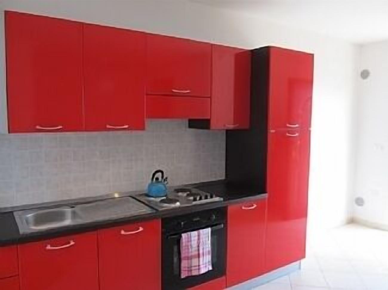 Lovely hillside apartment with magnificent sea views and excellent facilities.