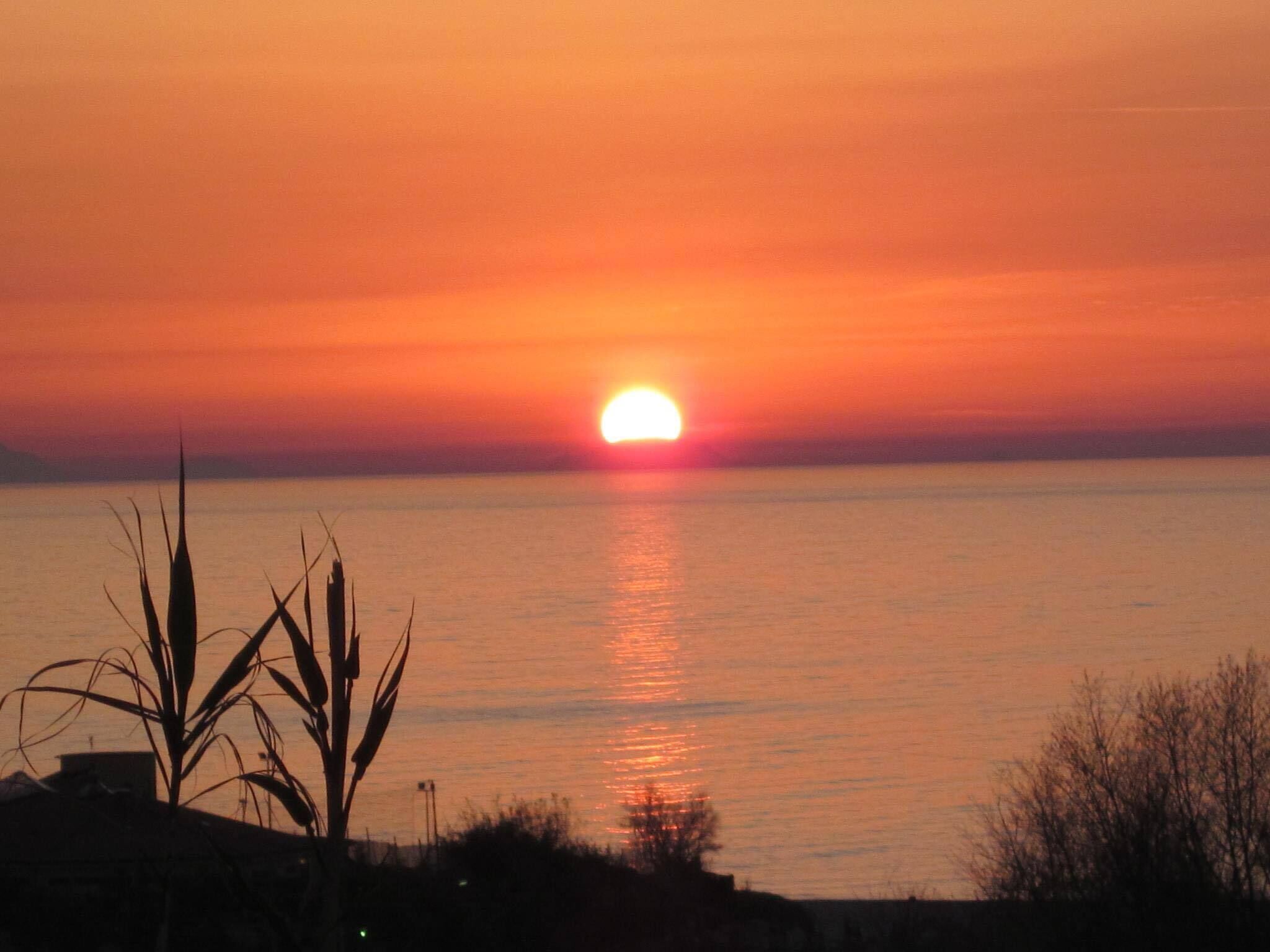 Lovely hillside apartment with magnificent sea views and excellent facilities.