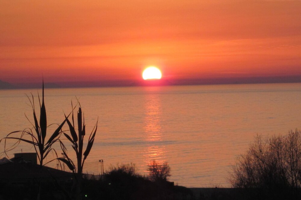 Lovely hillside apartment with magnificent sea views and excellent facilities.