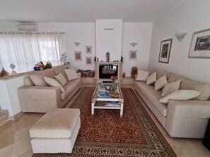 Smart TV, fireplace, DVD player, books - Luxury Villa with private salt water pool, near beach, golf courses. Free Wi-Fi (CABANAS DE TAVIRA)