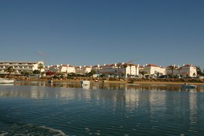 Plage à proximité, chaise longue