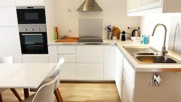 Een koelkast, een microgolfoven, een oven, een kookplaat