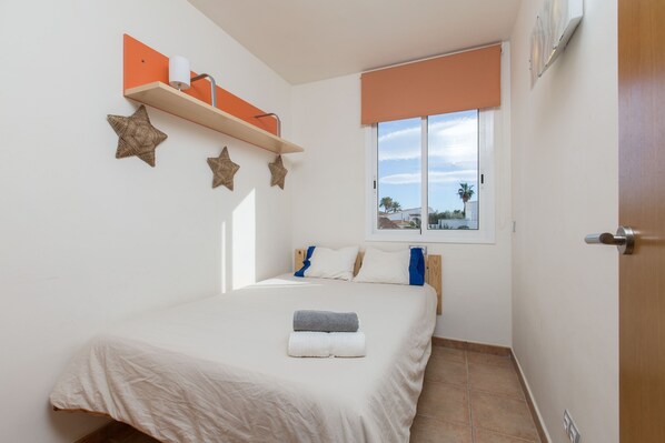 3 bedrooms, desk, WiFi, bed sheets