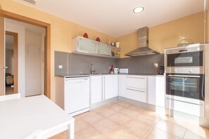 Kjøleskap, mikrobølgeovn, ovn og oppvaskmaskin