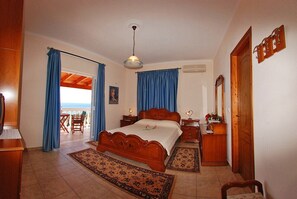 3 bedrooms, in-room safe, desk, iron/ironing board