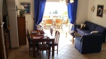 Smart TV, reproductor de DVD, libros y videoteca