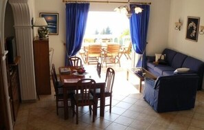 Smart TV, DVD player, livros, videoteca