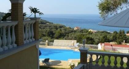 Private Villa with superb seaview, swimming pool, garden, parking, pet friendly