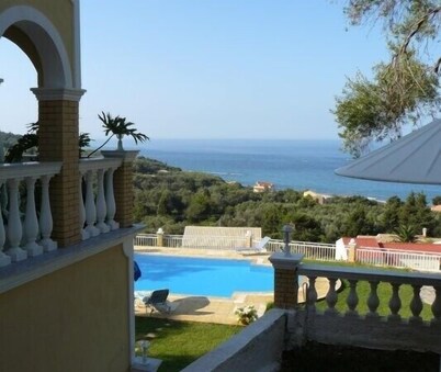 Private Villa with superb seaview, swimming pool, garden, parking, pet friendly