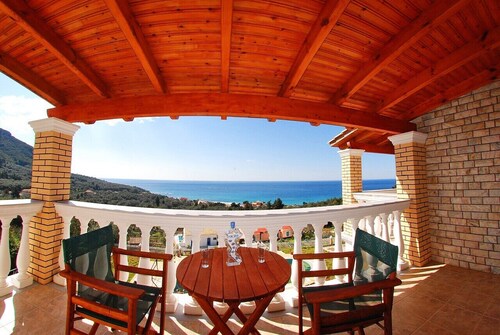 Private Villa with superb seaview, swimming pool, garden, parking, pet friendly