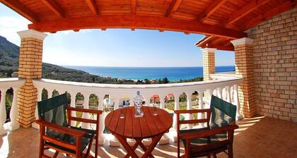 Private Villa with superb seaview, swimming pool, garden, parking, pet friendly