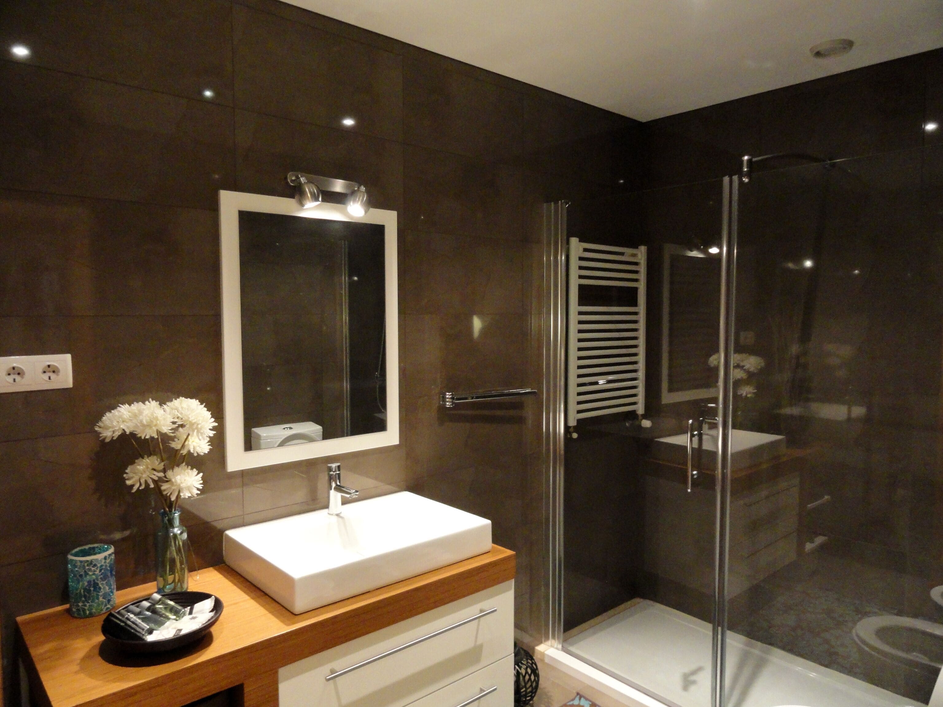 Combined shower/tub, free toiletries, hair dryer