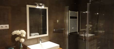 Tina con regadera, amenidades de baño gratuitas, secadora de cabello