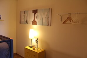 3 habitaciones, insonorización y tabla de planchar con plancha 