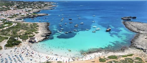 Nära stranden, solstolar och strandhanddukar