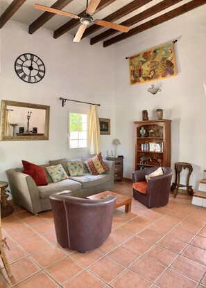 Smart-TV, bøker og stereoanlegg