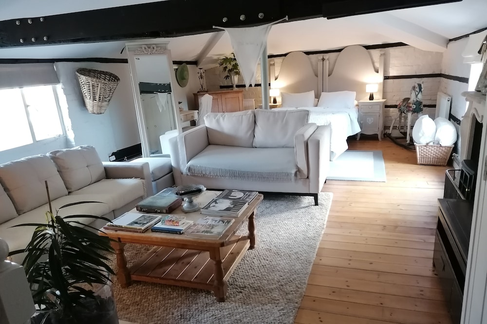 Courtyard Apartment On The Edge Of Windsor Great Park