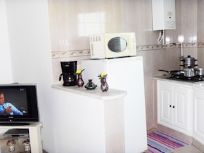 Fridge, microwave, stovetop, coffee/tea maker - Charming apartment: Beautiful azure sea view and Garden view  in Hammamet (Hammamet)
