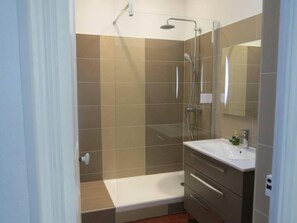Bathtub, hair dryer