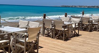 Tilava Villa aurinko lämmitetty uima-allas, suuri rauhallinen puutarha ja upeat näkymät