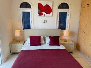 3 bedrooms, in-room safe, iron/ironing board, free WiFi - Spacious 3 bed , Private  Pool, Large Peaceful Garden And Great Views (Coral Bay)