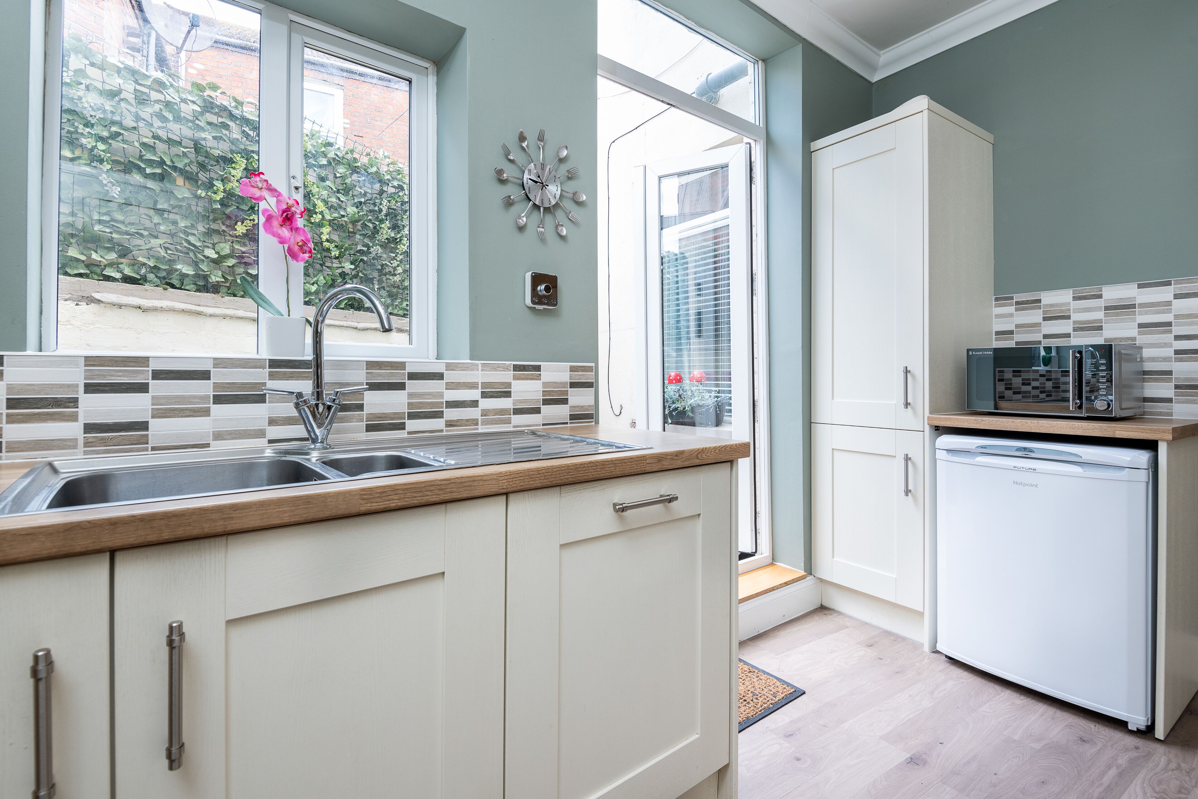 Réfrigérateur, micro-ondes, four, plaque de cuisson