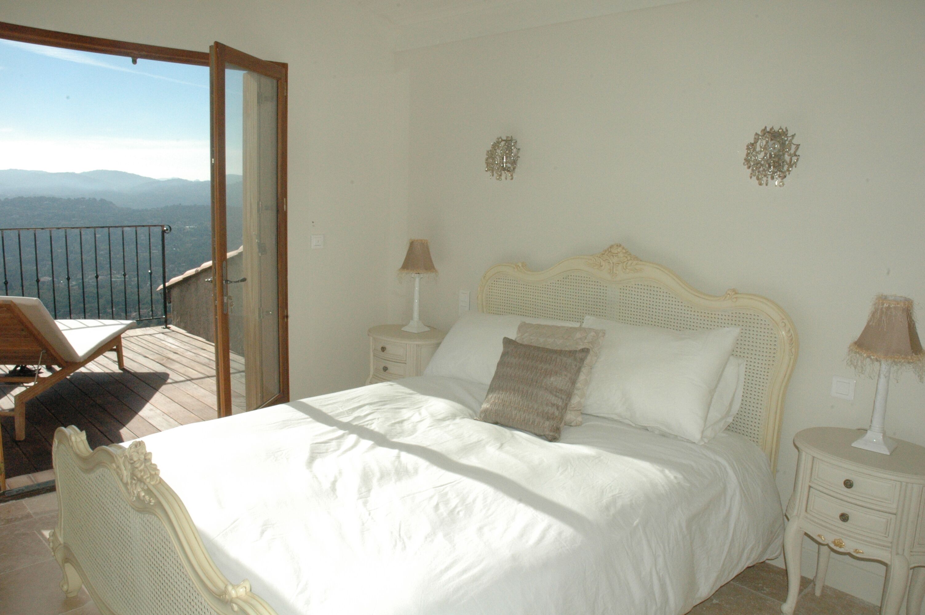 5 slaapkamers, een bureau, een strijkplank/strijkijzer, reisbedje