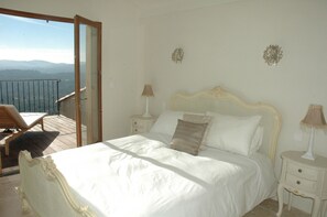 5 soverom, skrivebord, strykejern/-brett og reiseseng for barn