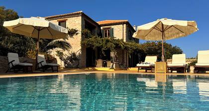 Steinvilla mit privatem Pool und Meerblick. EOT registriert 0428K10000444201