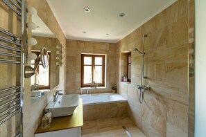 Baignoire, sèche-cheveux, serviettes fournies, savon