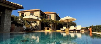 プライベートプールと海の景色を望むストーンヴィラ。 EOT登録0428K10000444201