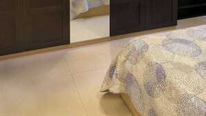 Une chambre à coucher avec un lit, une armoire et un tableau au mur.