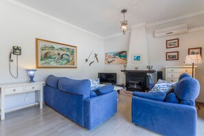 Smart-TV, Kamin, DVD-Player, Bücher