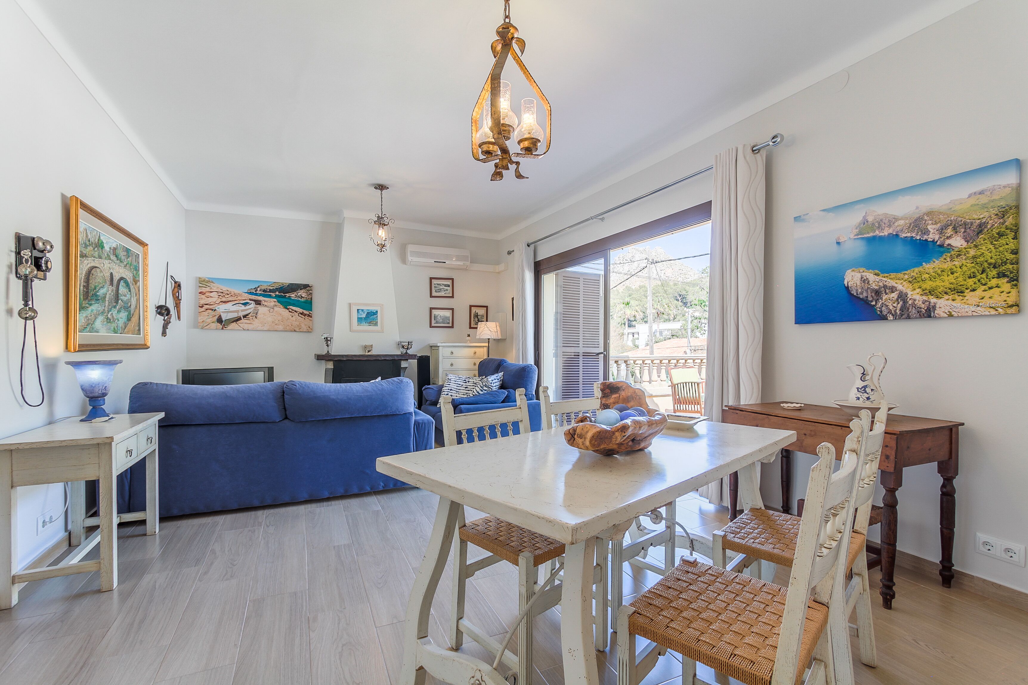 Smart-TV, Kamin, DVD-Player, Bücher