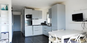 Jääkaappi, mikroaaltouuni, uuni, liesi