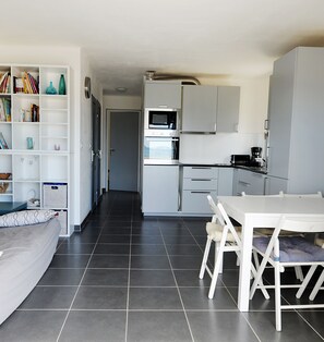 Interior - On the beach, apartment F3 bright ground floor, large terrace  (Palavas-Les-Flots)